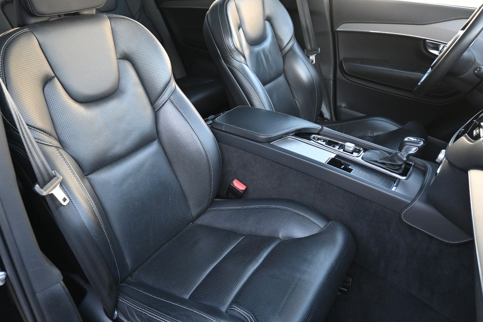 Fahrzeugabbildung Volvo XC90 D5 AWD Autom. Inscription*LUFT*360°*AHK*7-S