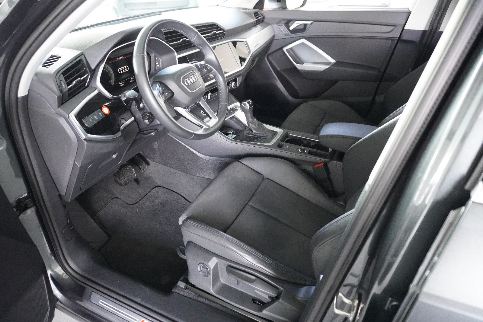 Audi Q3 35 TDI S line  LED/NAVi/AHK foto 6