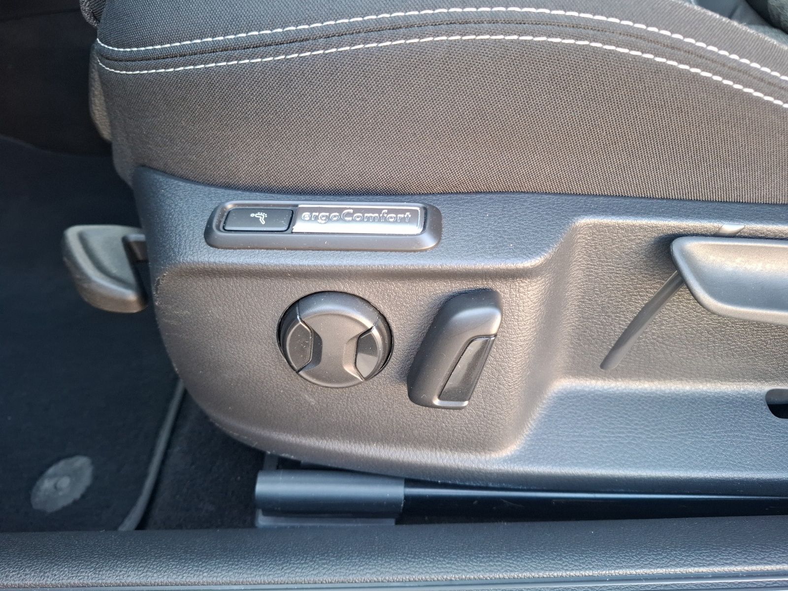 Fahrzeugabbildung Volkswagen Passat Variant TSI Business DSG Matrix Standhzg.