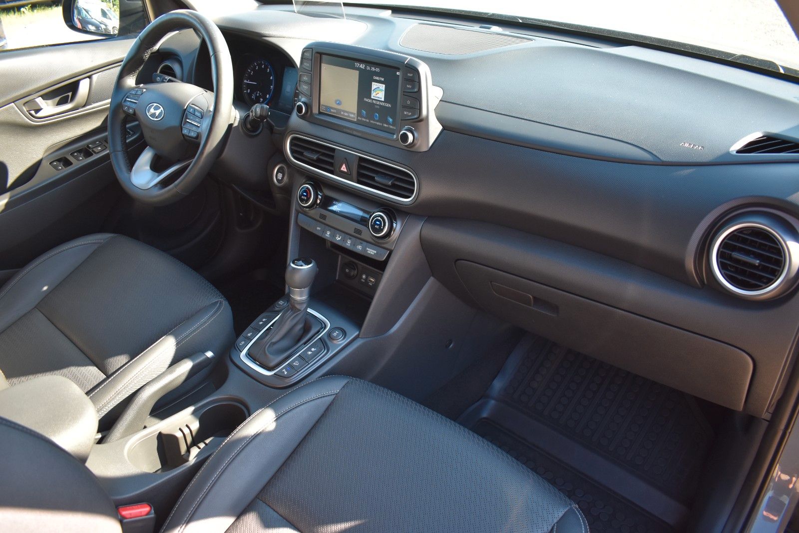 Fahrzeugabbildung Hyundai Kona Premium 4WD HUD LED ACC Automatik 1.Hand