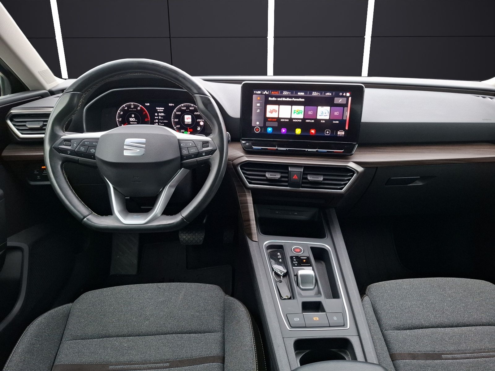 Fahrzeugabbildung SEAT Leon ST eTSI Xcellence DSG LED Navi AHK VC ACC R