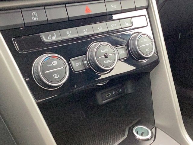 Fahrzeugabbildung Volkswagen T-Roc TSI Style LED Navi AHK ACC RFK SH
