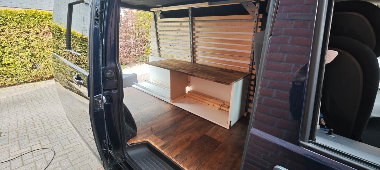 Volkswagen T5.2 mit Offroadoptik und kleinem Camperausbau