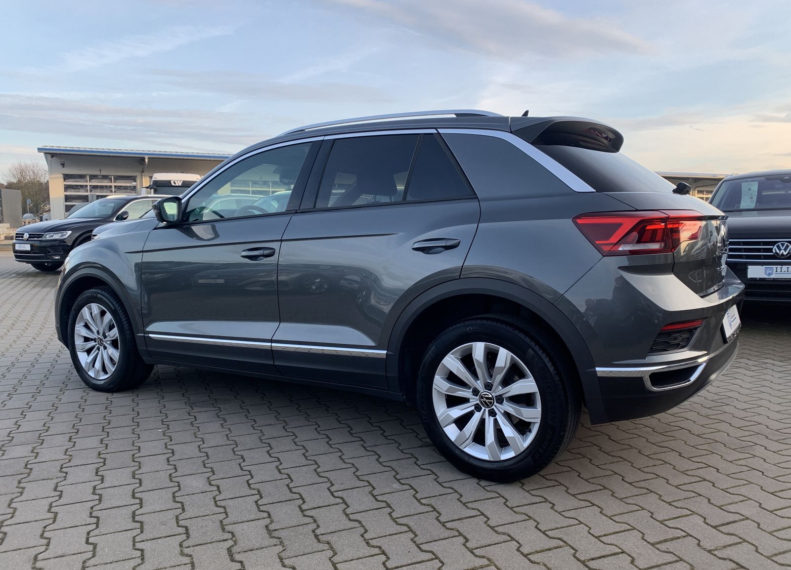 Fahrzeugabbildung Volkswagen T-Roc 2.0 TDI*Sport*AHK*Cam*LED*Navi*ACC*