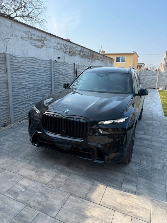 Image of BMW X7