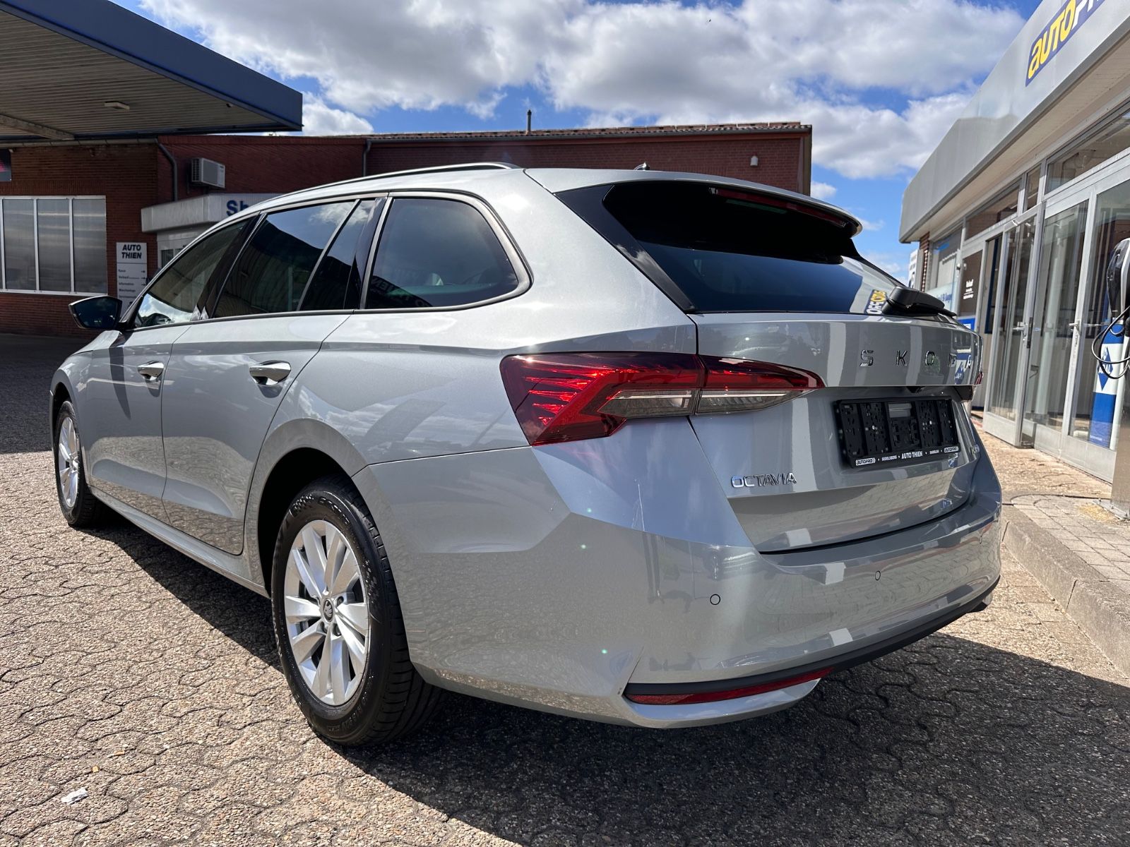 Fahrzeugabbildung SKODA Octavia Combi 1.5 TSI Selection DSG LED/ACC/APP
