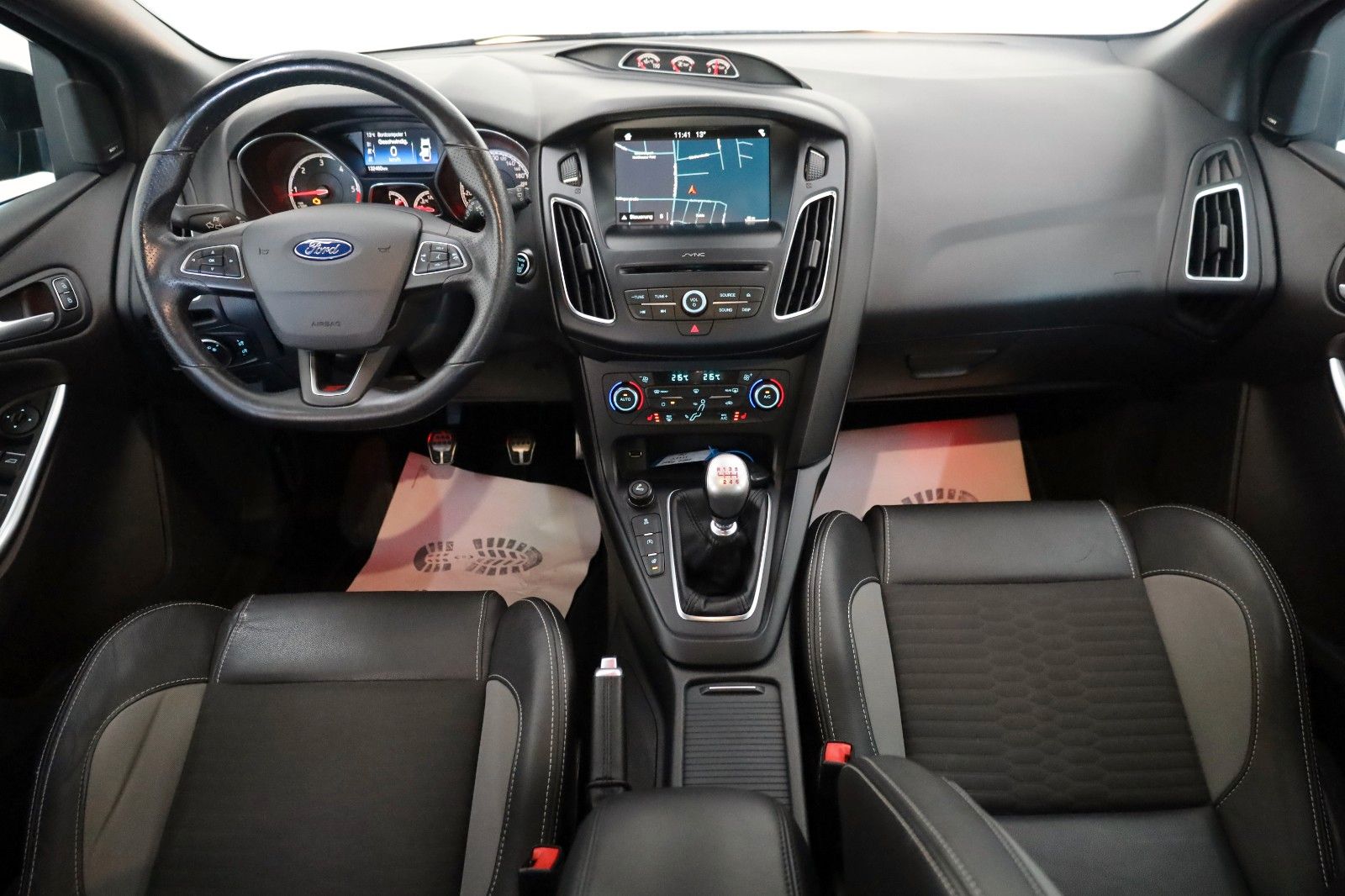 Fahrzeugabbildung Ford Focus Turnier ST Leder,Navi,Xenon,SH,PDC,SR+WR