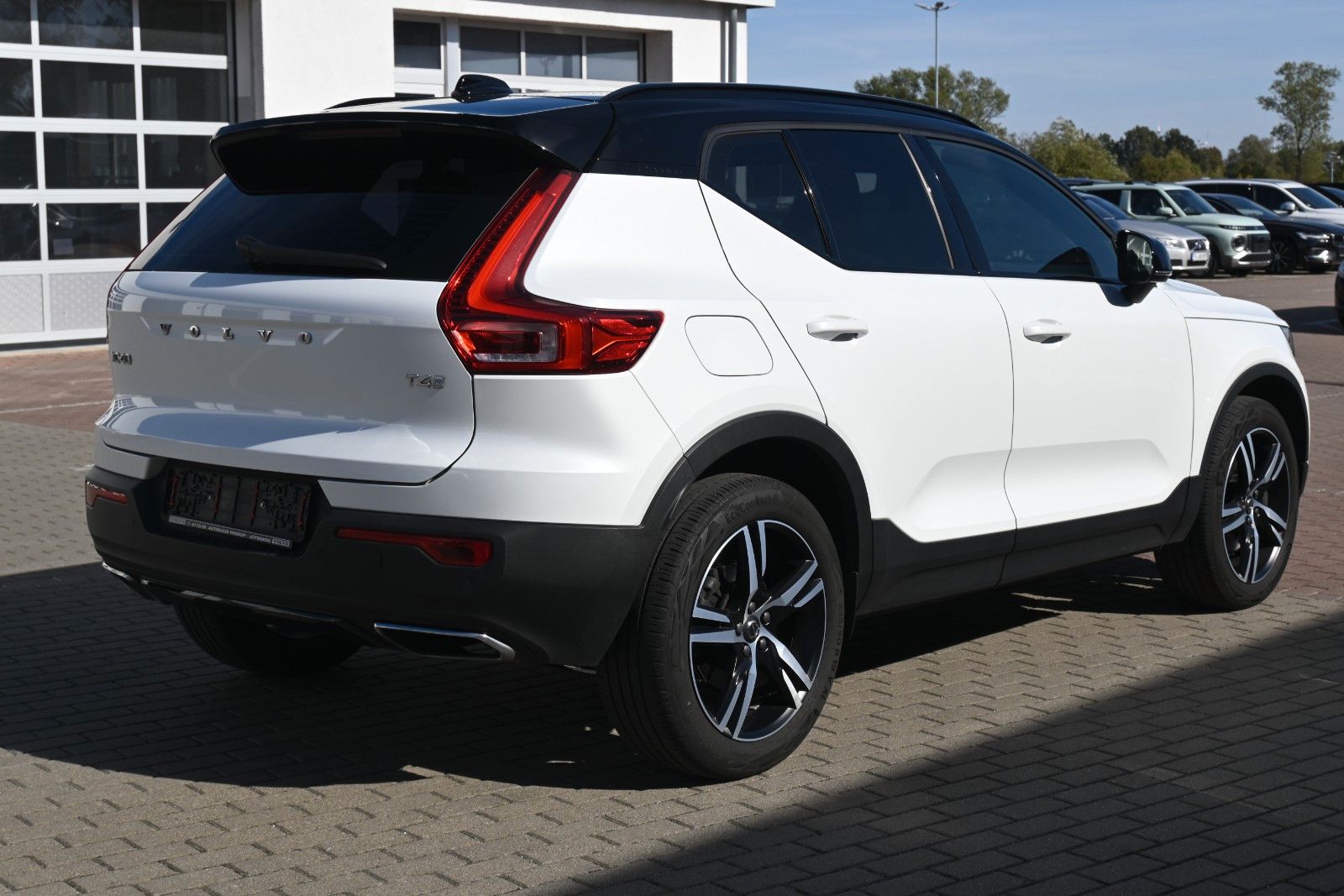 Fahrzeugabbildung Volvo XC40 T4 FWD Autom. R-Design*FSHZG*H&K*RFK*ACC*