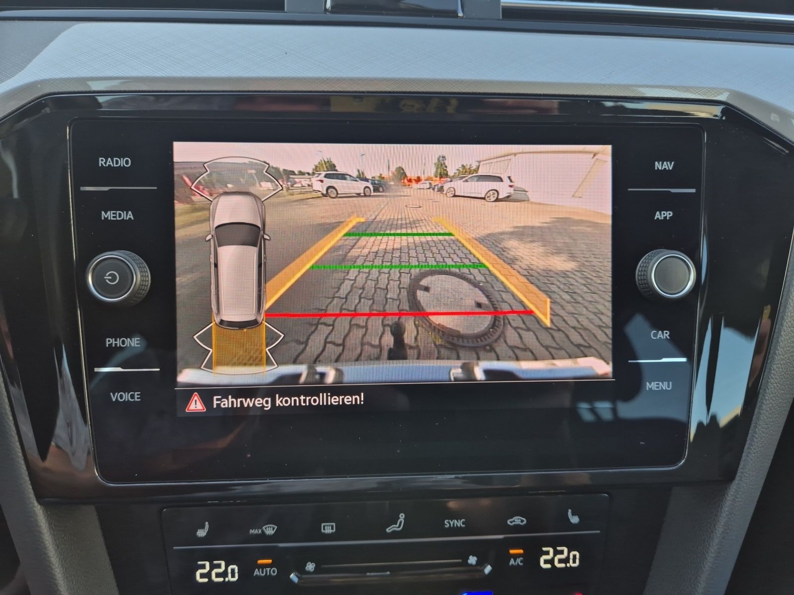 Fahrzeugabbildung Volkswagen Passat Variant TDI Business DSG 4M LED AHK Navi