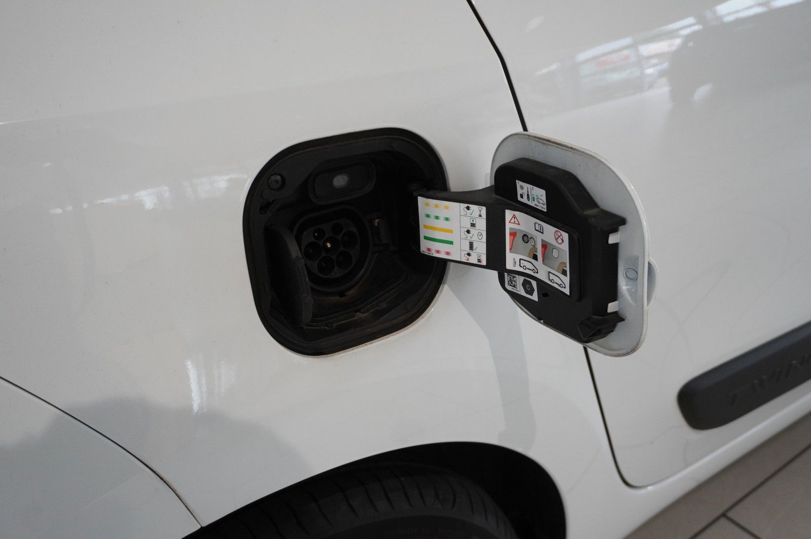 Fahrzeugabbildung Renault Twingo Equilibre Electric 22KWH NAVI/LED/DAB+
