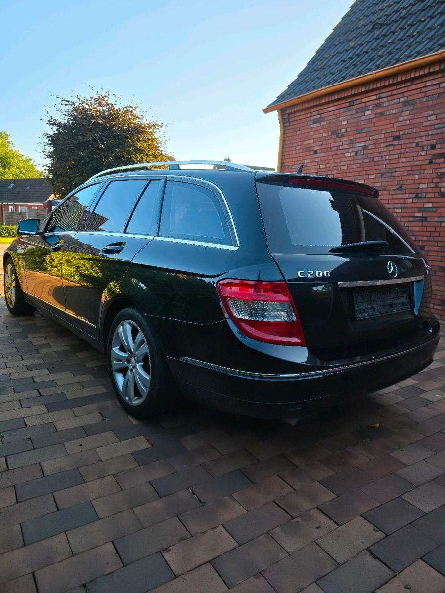 Mercedes-Benz C200 2010 — вигляд ззаду