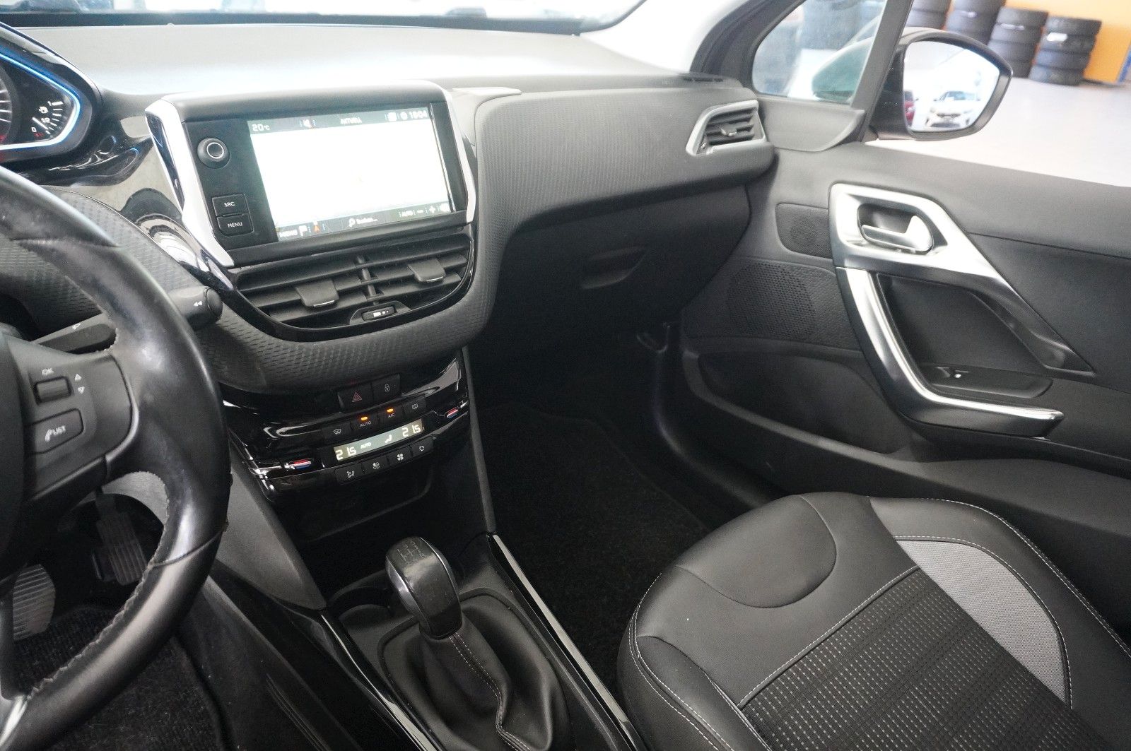 Fahrzeugabbildung Peugeot 2008 1.2 ALLURE NAVI/LED/KAMERA/SHZ/SPORT/TEMP.