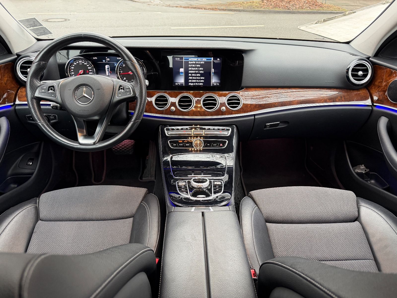 Fahrzeugabbildung Mercedes-Benz E 220d T Avantgarde LED*ACC*TEILLEDER*SHZ*AUTO