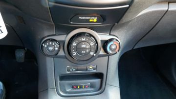 Fahrzeugabbildung Ford Fiesta Sync Edition, Sitzheizung, PDC vo.+hi.