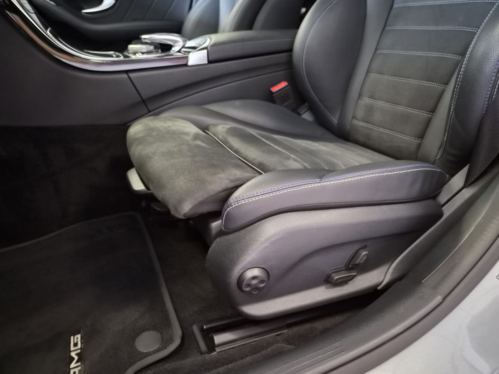 Fahrzeugabbildung Mercedes-Benz C 300 e Limousine/HIGH PERF. / KAMERA / AMG