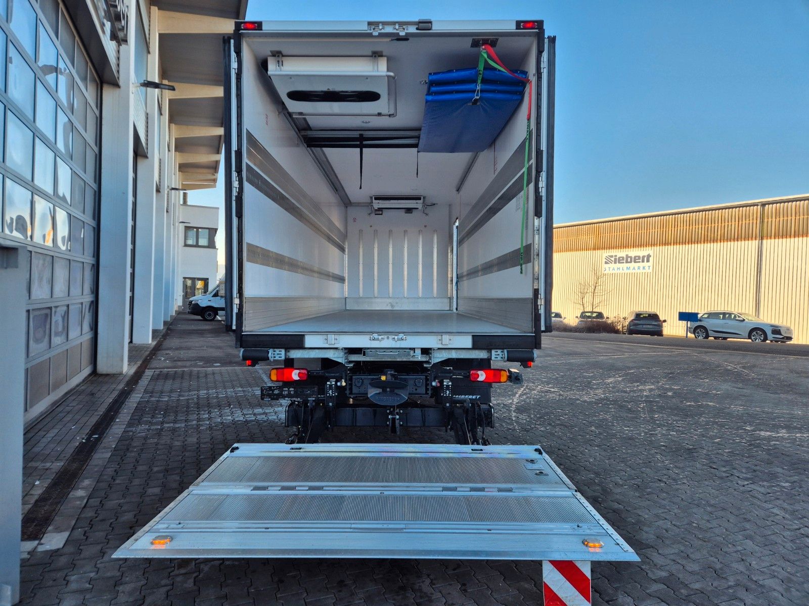 Fahrzeugabbildung Iveco S-Way 400 4x2 Kühlkoffer, LBW, Thermoking T1200R