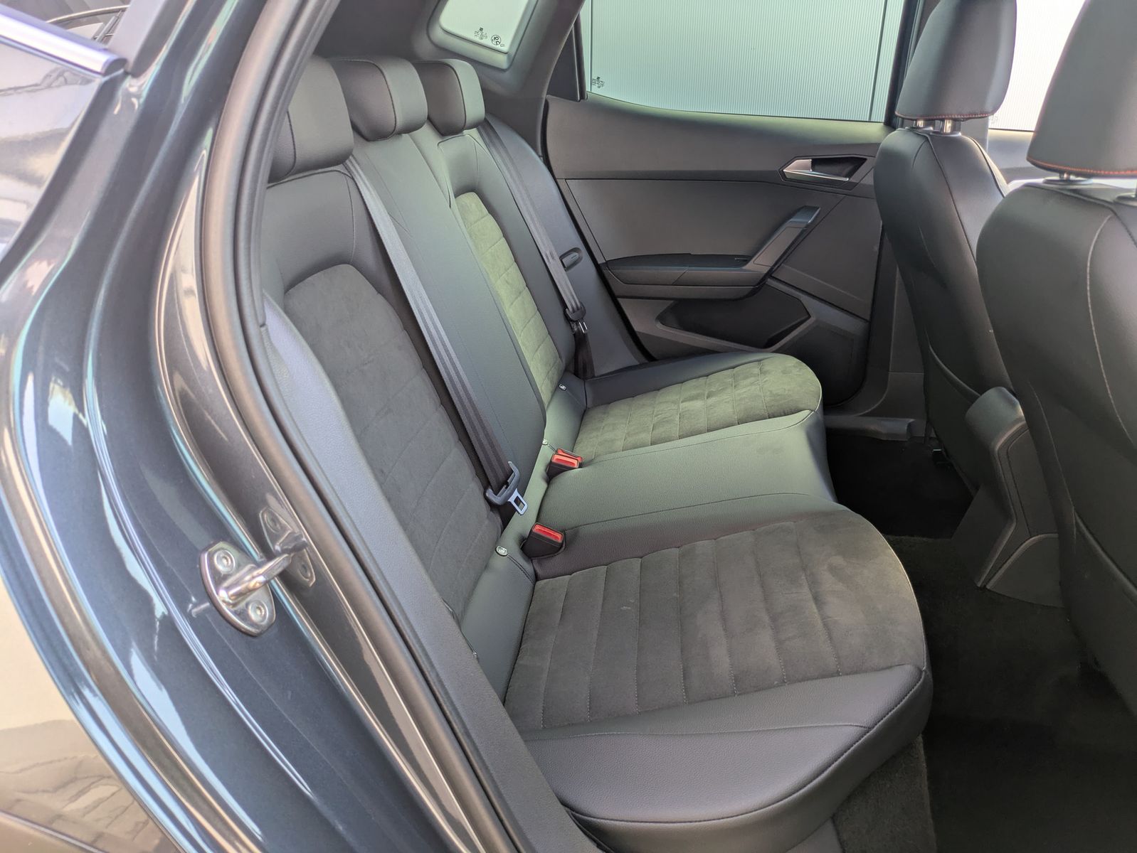 Fahrzeugabbildung SEAT Arona 1.0 TSI FR DSG AHK*ACC*LED*APP*DAB*KAMERA