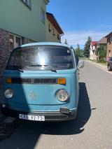 Volkswagen T2b - blaue Volkswagen T2