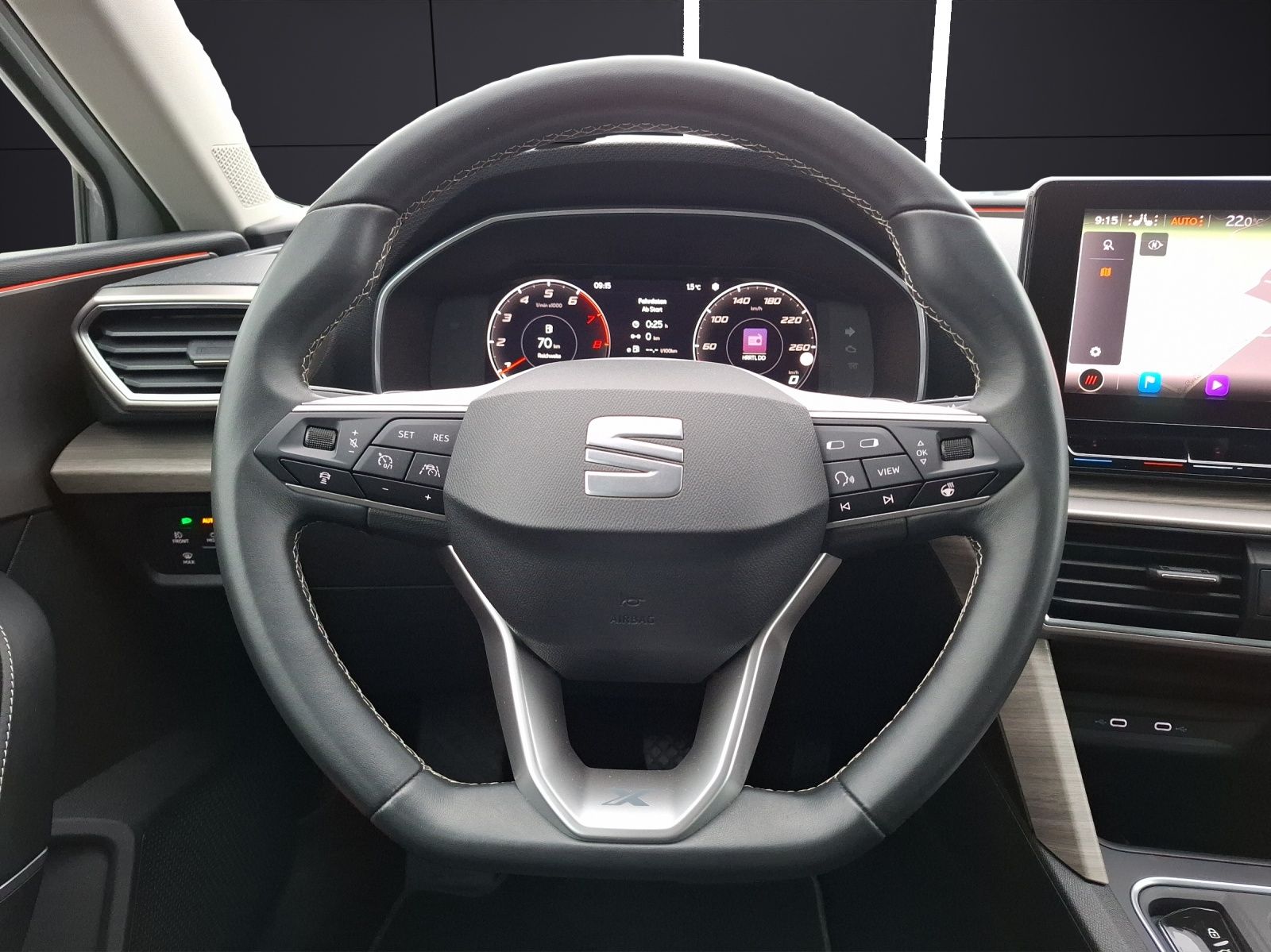 Fahrzeugabbildung SEAT Leon TSI Xcellence DSG LED AHK Navi ACC Park-Aas