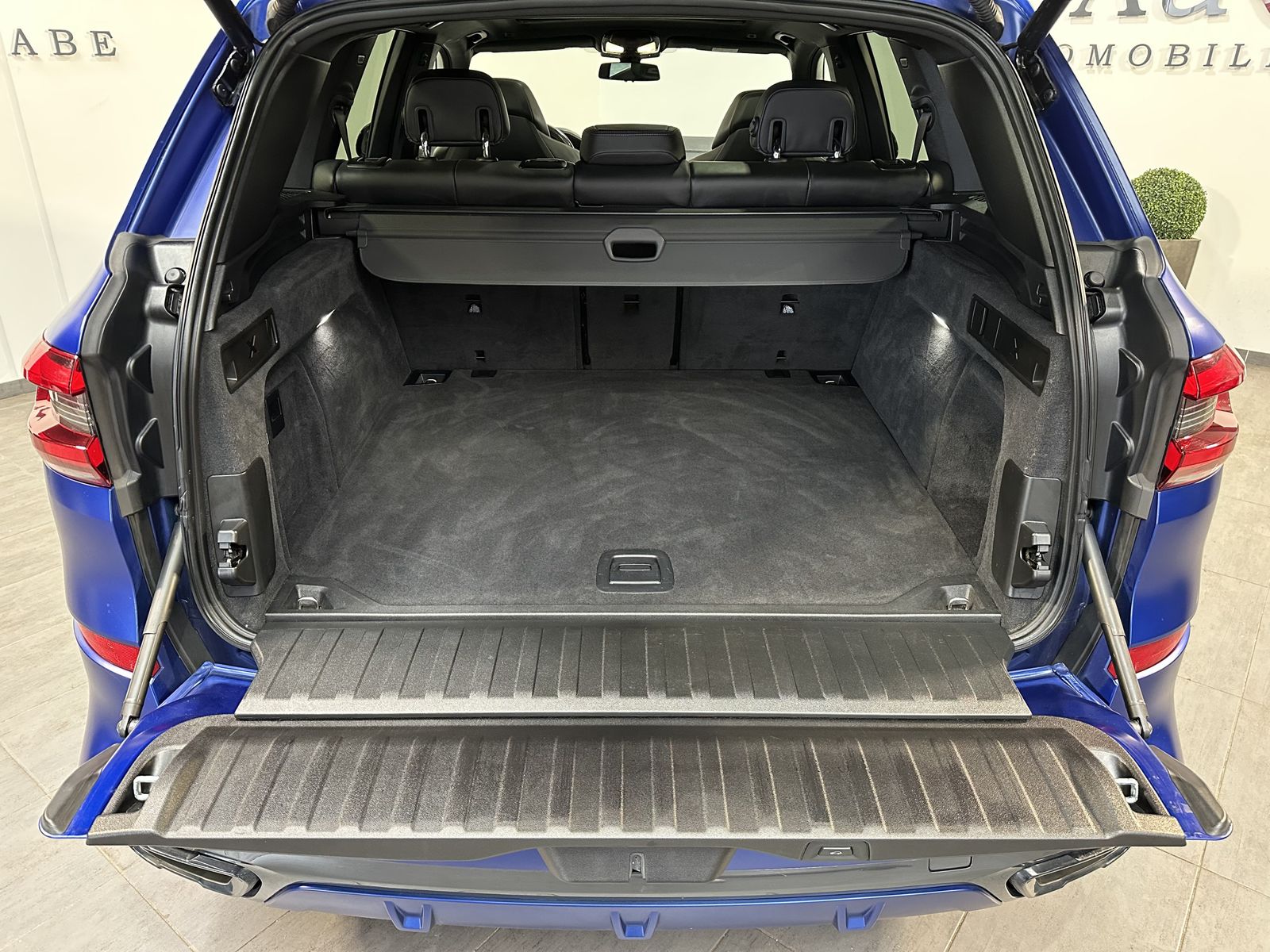 Fahrzeugabbildung BMW X5 M50i NAV+LASER+ACC+HEAD-UP+PANO+22ZO+360°+H&K