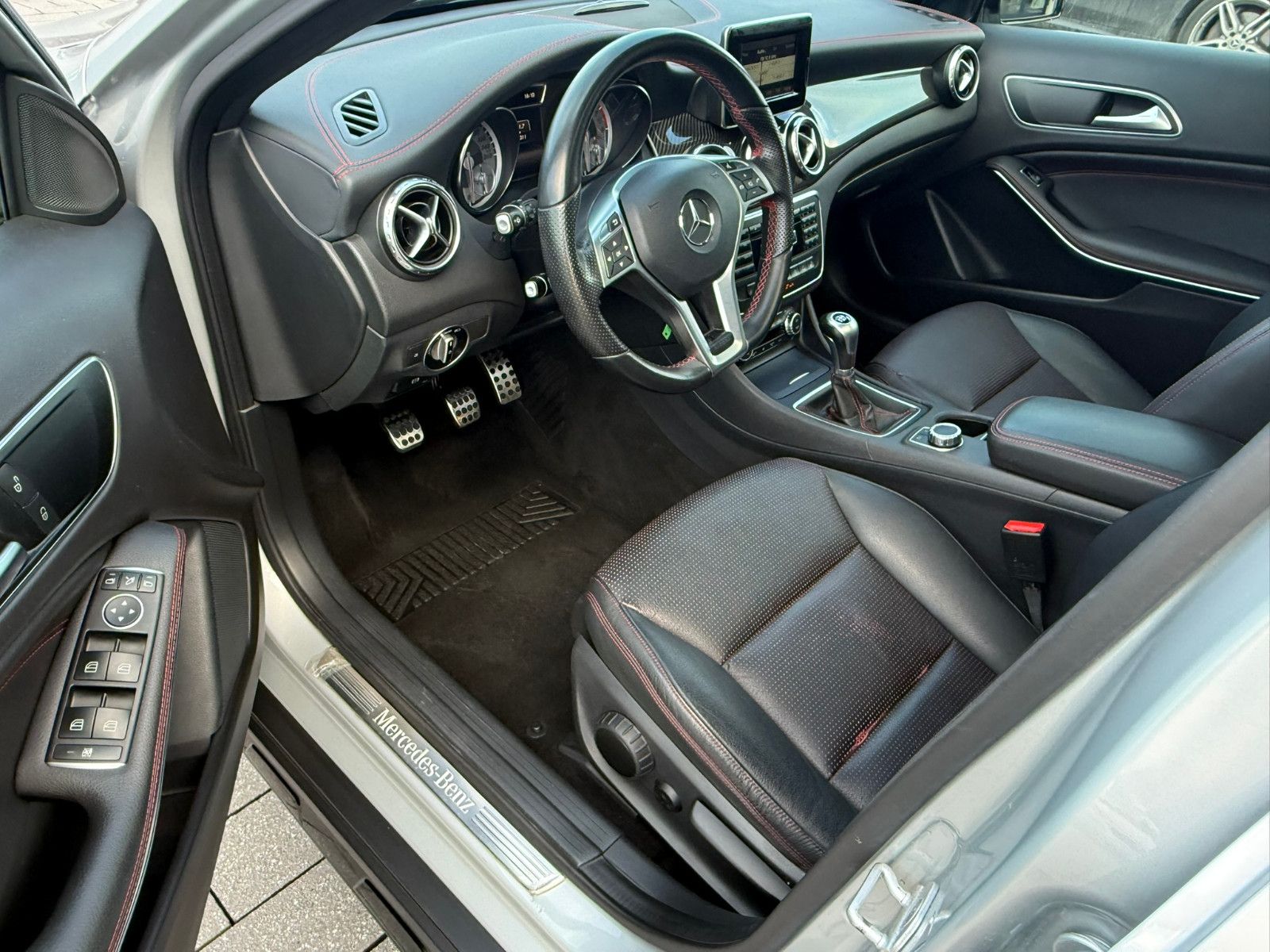 Fahrzeugabbildung Mercedes-Benz GLA 200 AMG Line PANO NAVI LEDER PDC WINTERRÄDER