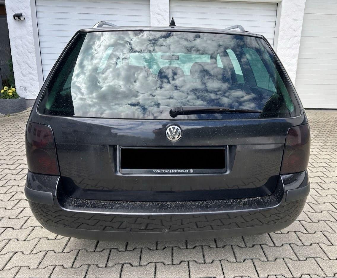 Volkswagen Passat 2004 — rear view