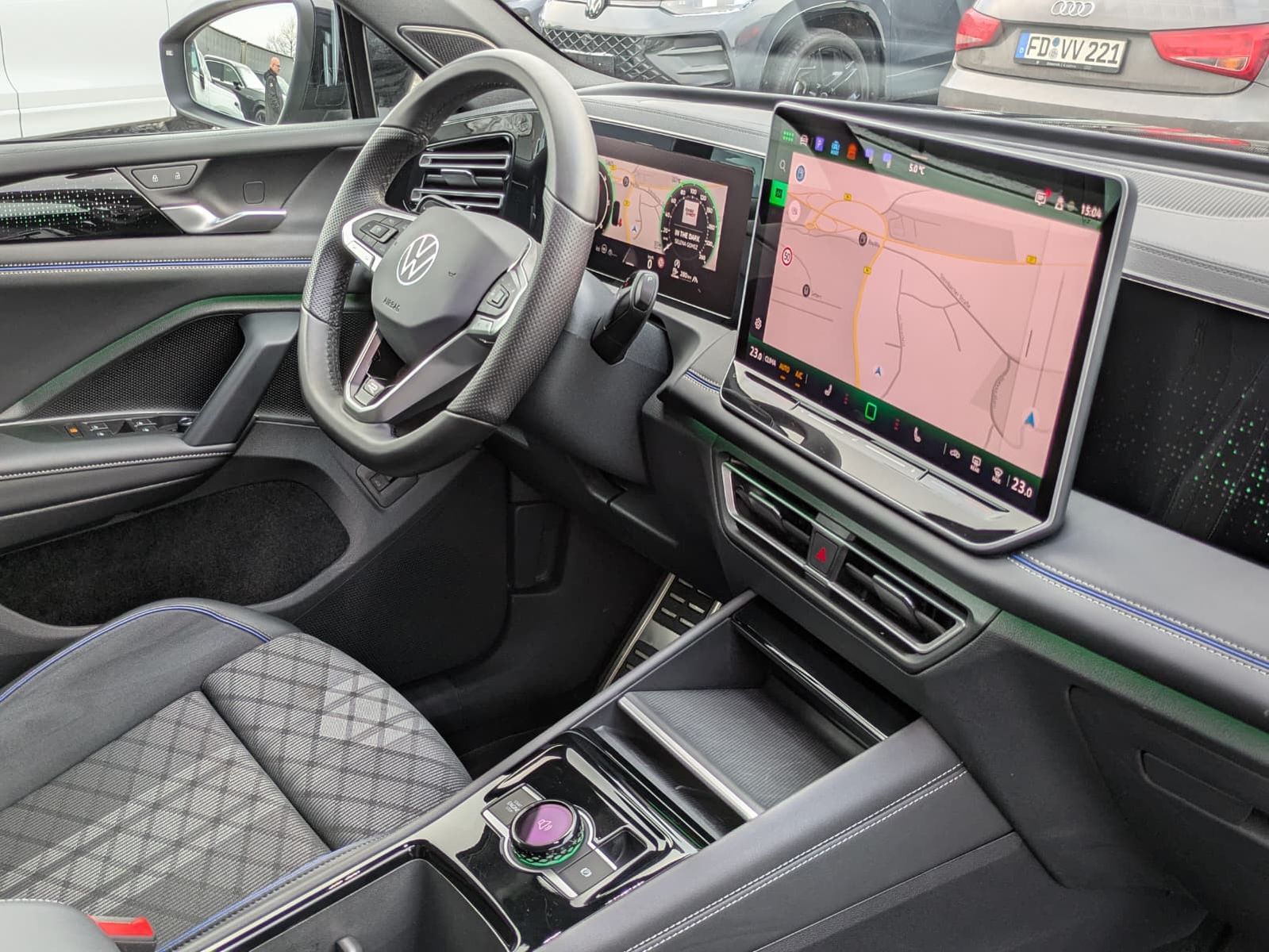 Fahrzeugabbildung Volkswagen Tiguan 2.0 TDI 4M R-Line PANO*H&K*AHK*MATRIX*20"