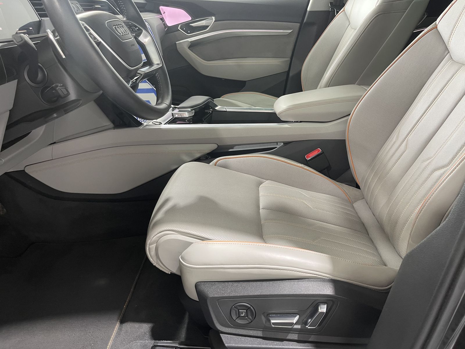 Fahrzeugabbildung Audi e-tron 55 Quattro*S-line*22°zoll*HUD*Leder*Cam*