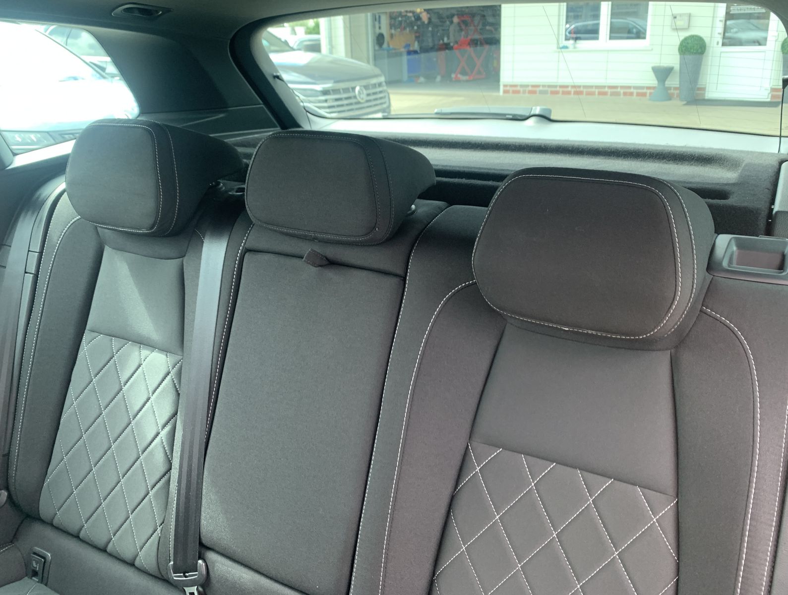 Fahrzeugabbildung SKODA Karoq 2.0 TDI*Sportline*4x4*AHK*Pano*Cam*CANTON*