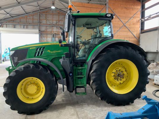 John Deere 6215 R