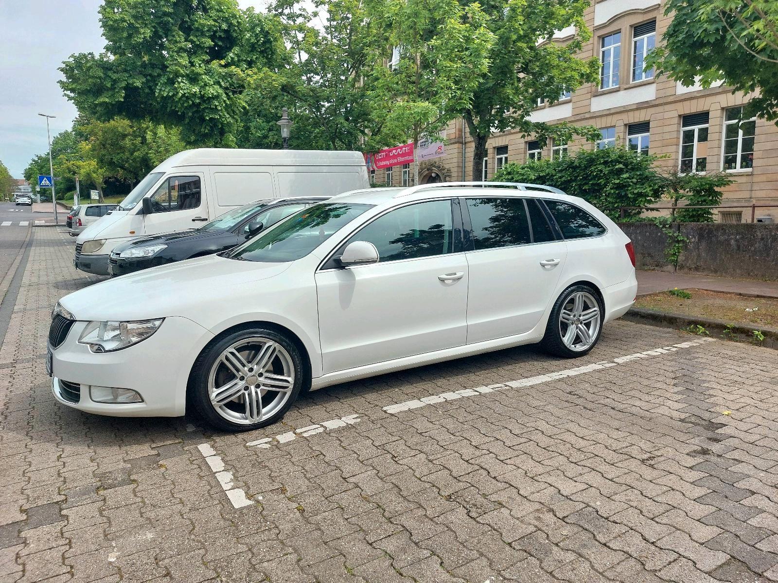 Skoda Superb 2011 — interior