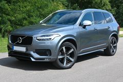 Fahrzeugabbildung Volvo XC90 D5 AWD*R-Design*STHZ*360°*LUFT*AHK*MIETKAUF