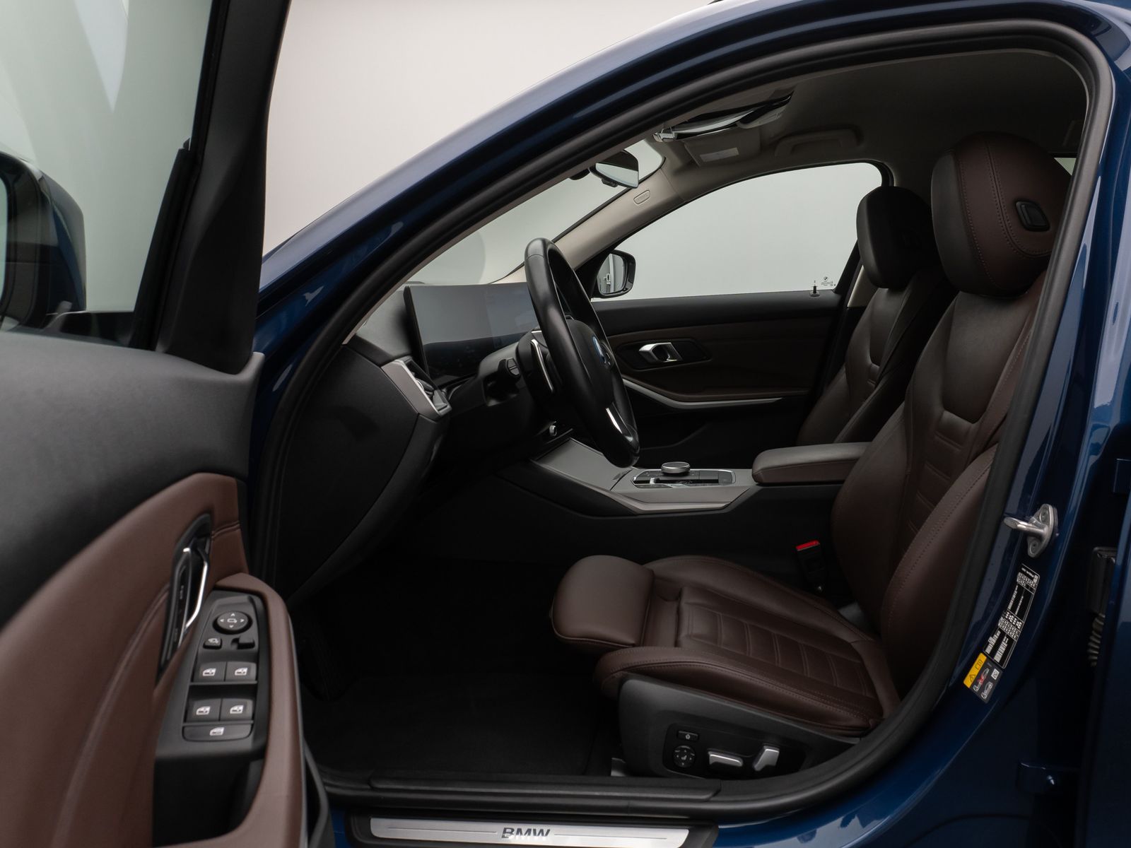 Fahrzeugabbildung BMW 330e xD Kamera HUD DAB Alarm Komfort LED Sport