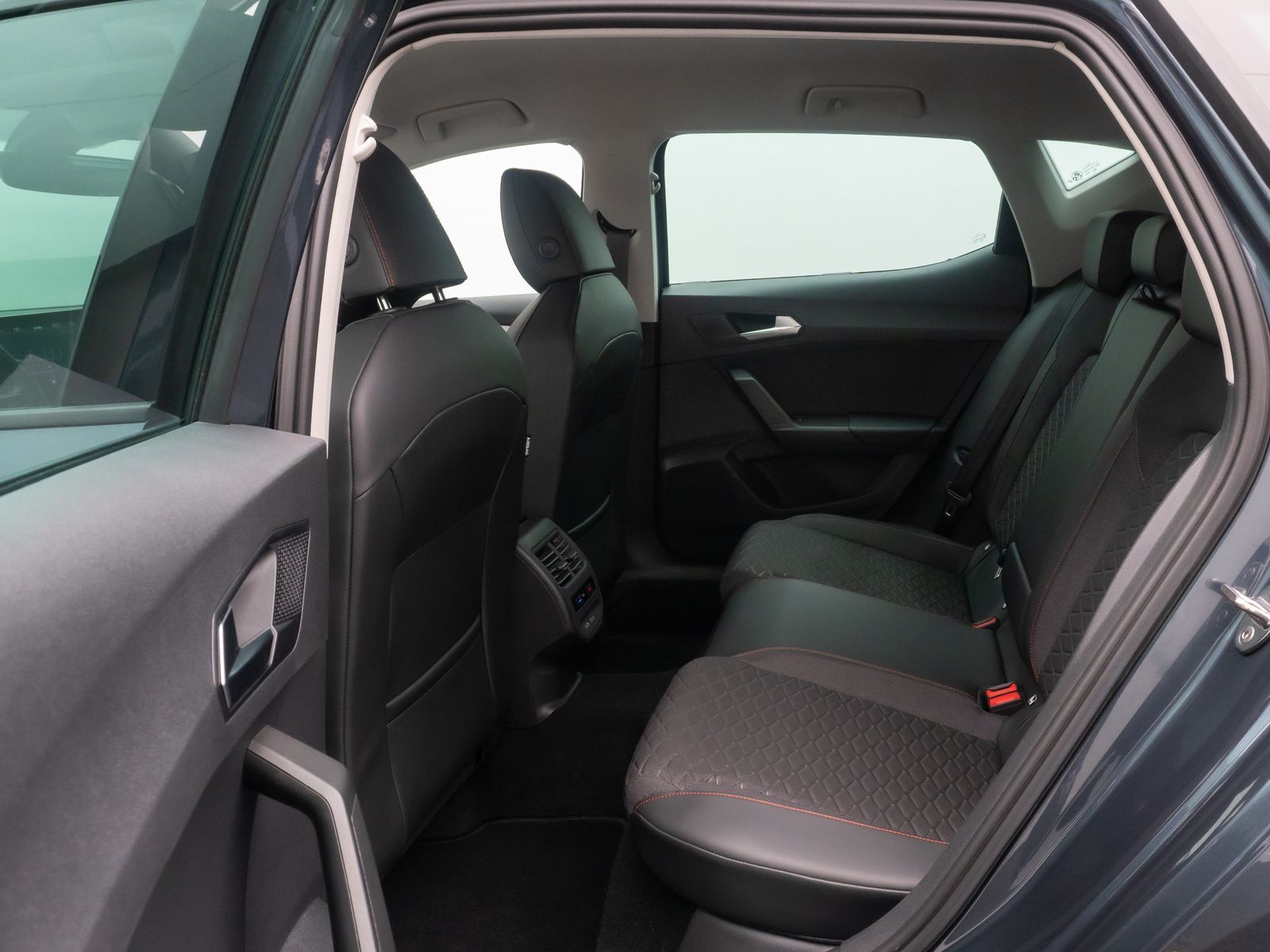 Fahrzeugabbildung SEAT Leon e-HYBRID FR Tempomat DigitDispl ParkAsssit
