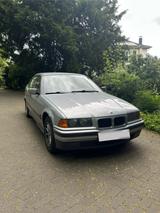 BMW E36 320I Limousine - BMW 320 aus 1996: 320i