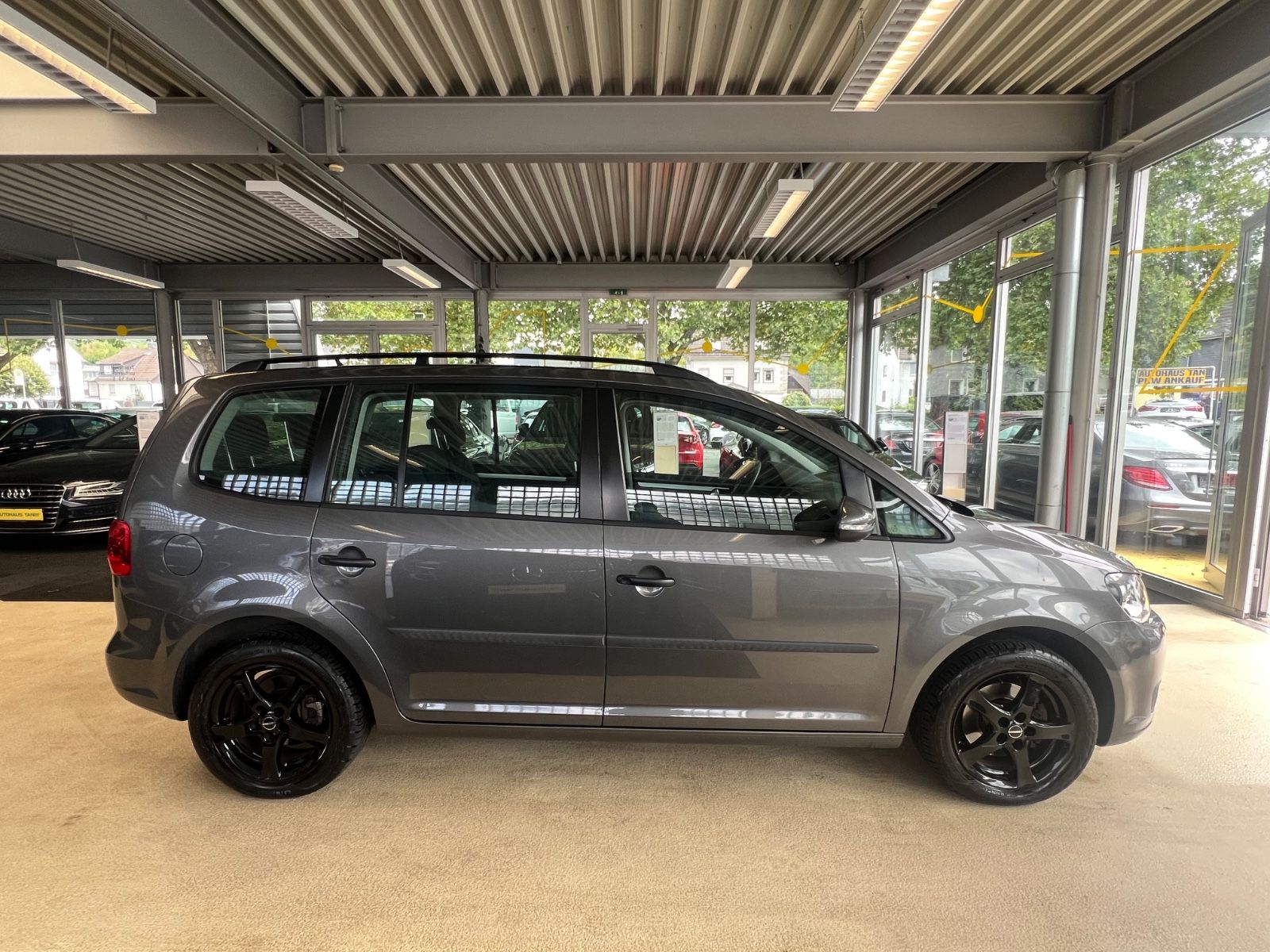 Fahrzeugabbildung Volkswagen Touran 1.6 TDI * 7.SITZER * SITZHEIZUNG *