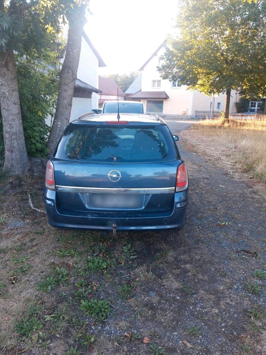 Opel Astra 2009 — rear view