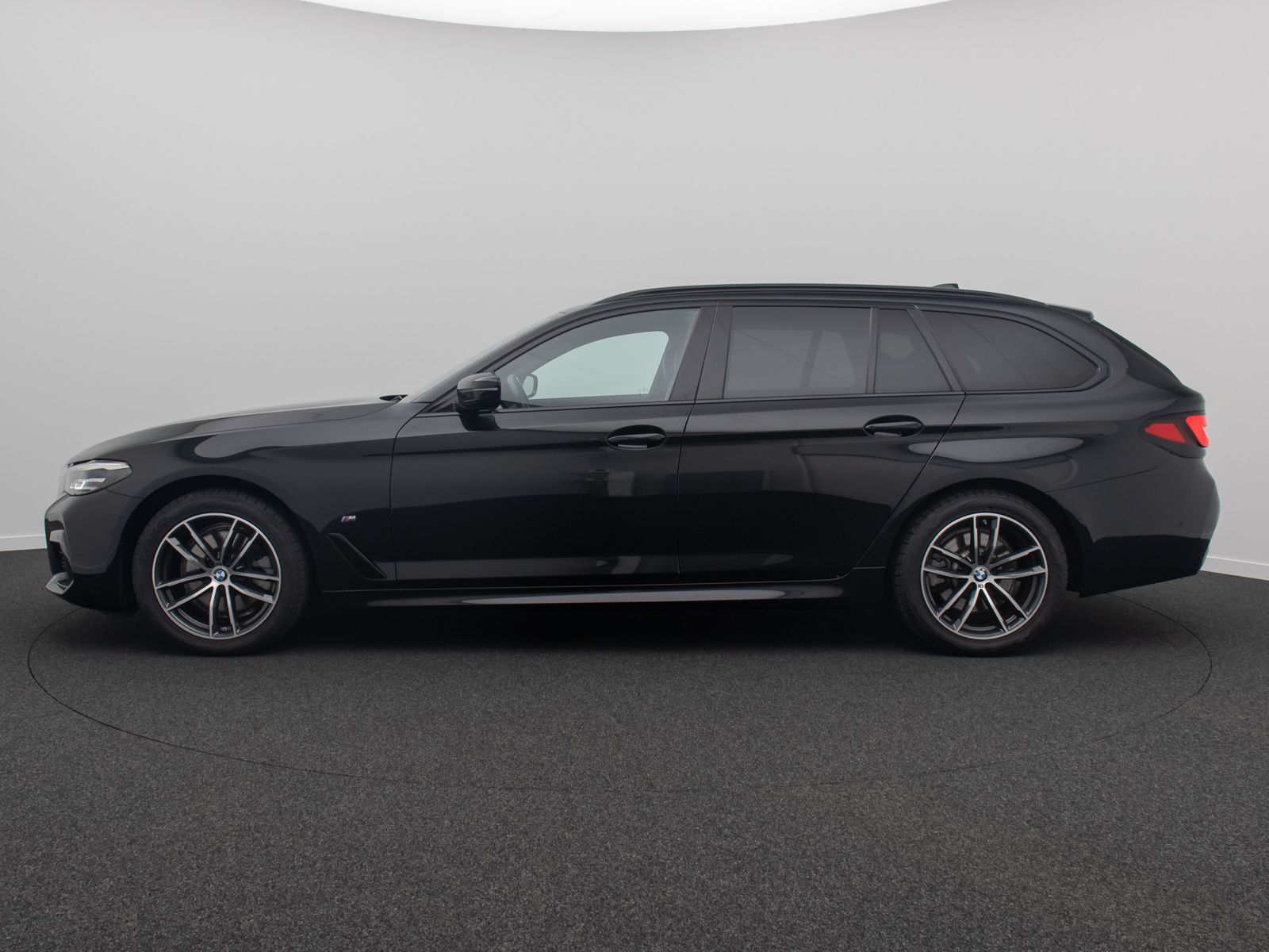 Fahrzeugabbildung BMW 520d xD M Sport Panorama Kamera DAB H/K Alarm