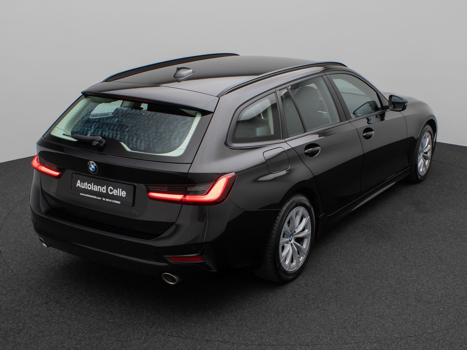 Fahrzeugabbildung BMW 330i HUD DAB CockPitPro DrivAssist PDC LED Alarm