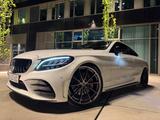 Mercedes-Benz C 300 Amg LINE/KeylessGo/AppleCarplay/Pano/U21