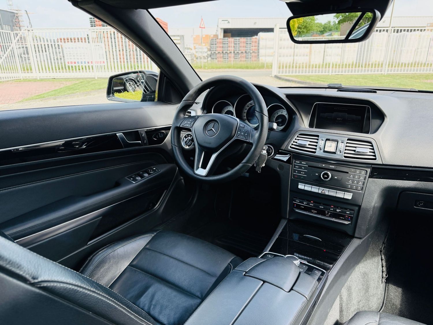 Fahrzeugabbildung Mercedes-Benz E 200 CABRIO SPORTPAKET - Autom., LED, Navi, PTS