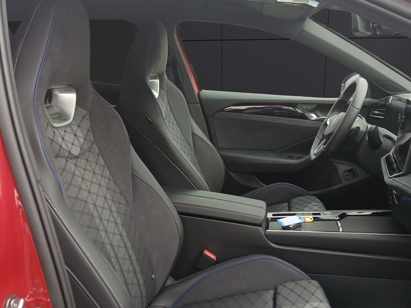 Fahrzeugabbildung Volkswagen Passat R-Line eHybrid DSG IQ.Light ACC AHK SH Ma