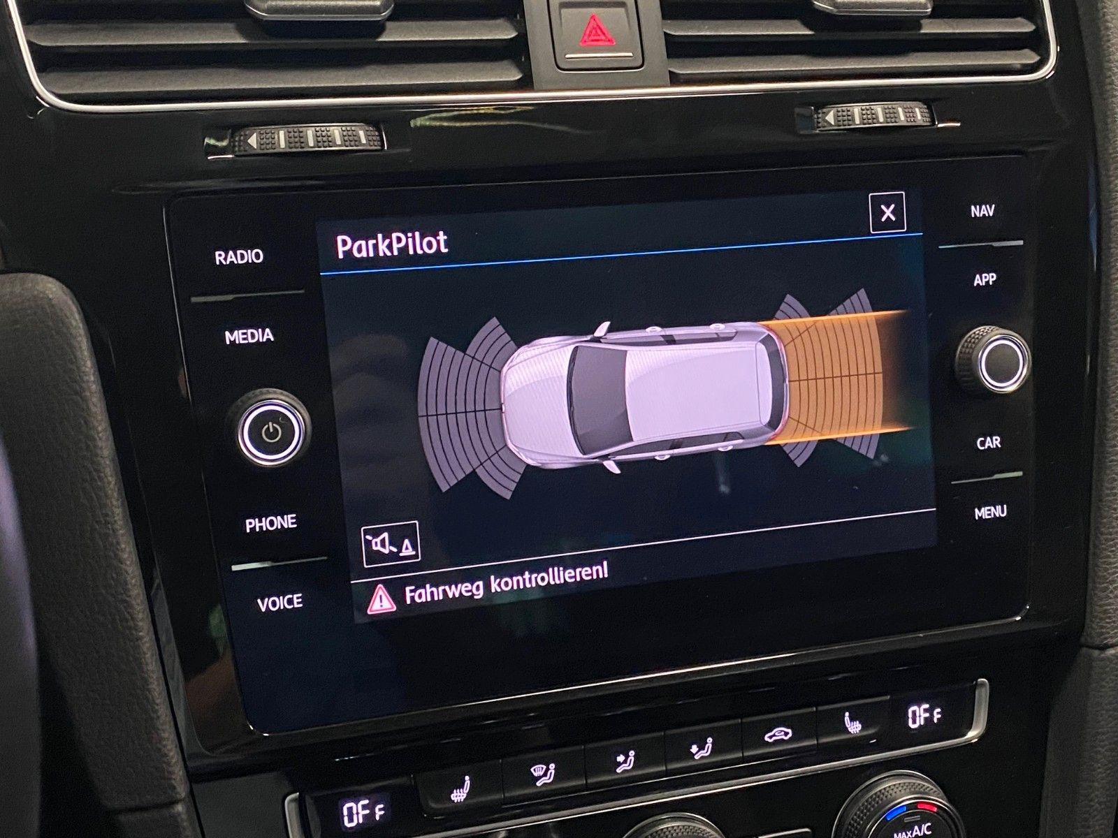 Fahrzeugabbildung Volkswagen Golf  7 1.4 TSI Highline+NAVI+LED+ergoActive+ACC