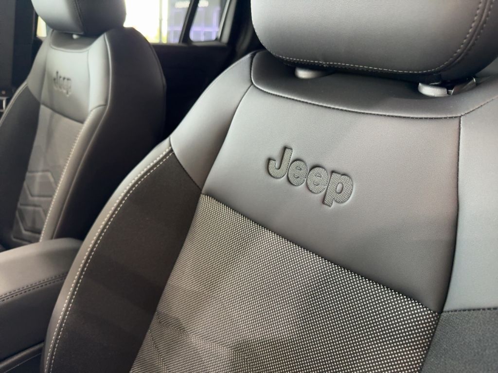 Fahrzeugabbildung Jeep Avenger e-hybrid Black Edition ALLWETTER WINTER