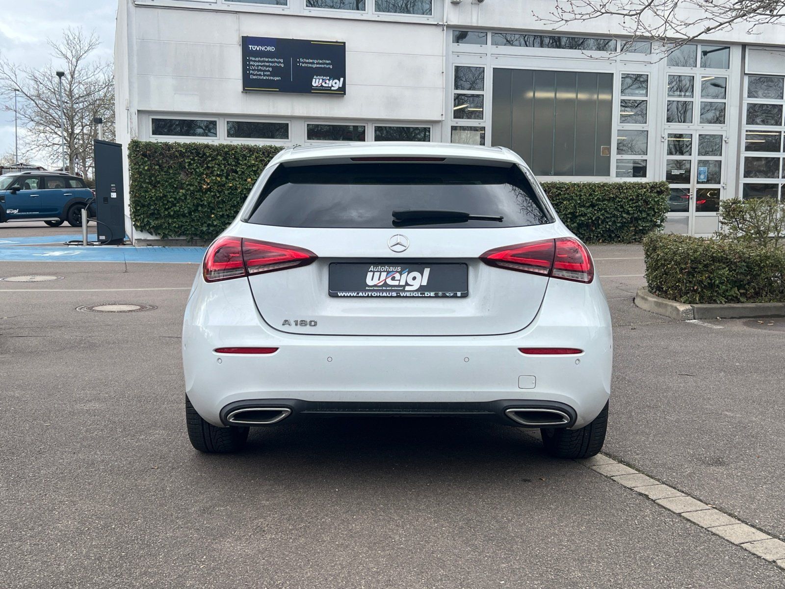 Fahrzeugabbildung Mercedes-Benz A 180 +Automatik+Parkassistent+Navigation