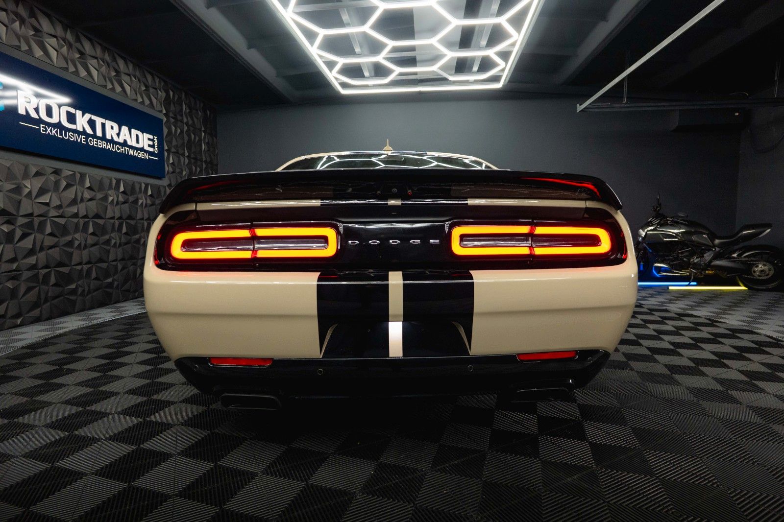 Fahrzeugabbildung Dodge Challenger 6.4 V8 SRT 392 R/T SCAT PACK WIDEBODY