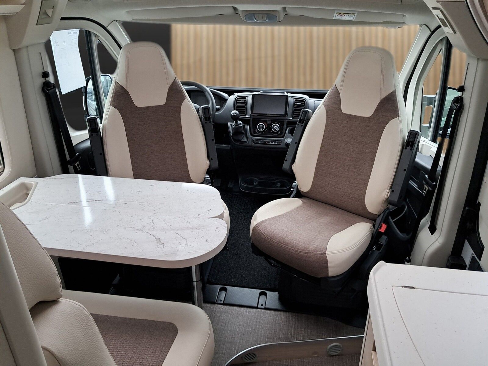 Fahrzeugabbildung Eura Mobil Van V 635 HB Captain-Chair-Sitze, Skyroof, RFK