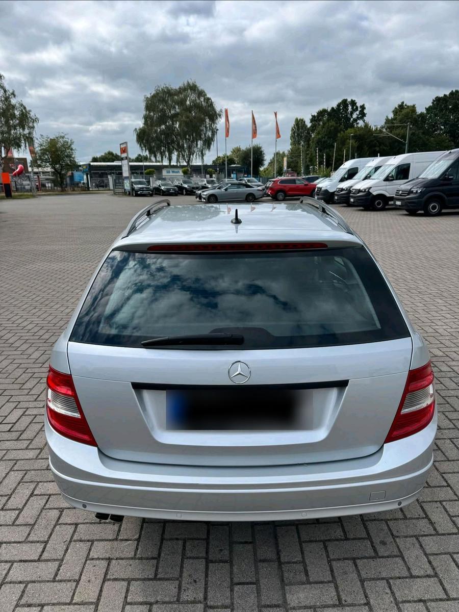 Mercedes-Benz C200 2010 — photo 12