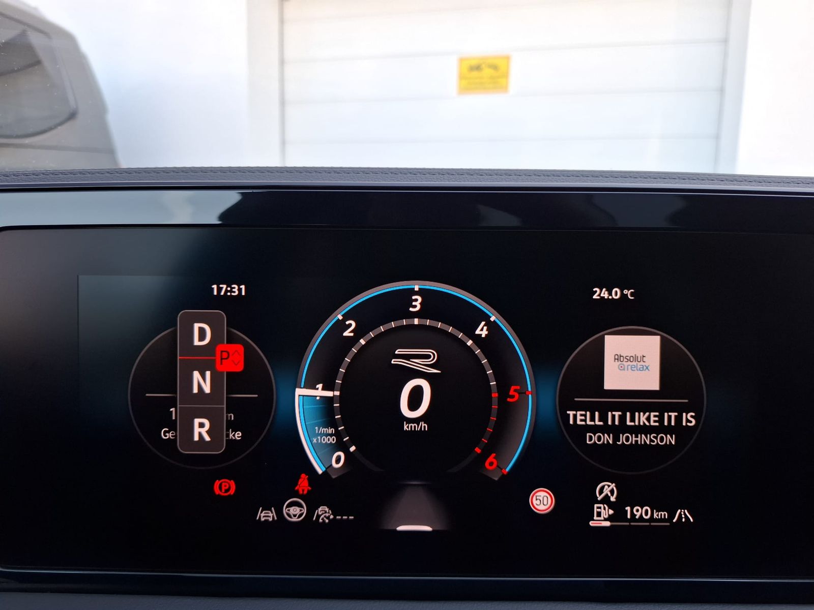 Fahrzeugabbildung Volkswagen Tiguan 2.0 TDI 4M R-Line BLACK*PAN*HK*AHK*MATRIX