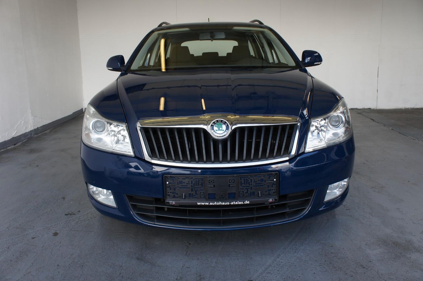 Skoda Octavia 2012 — rear view
